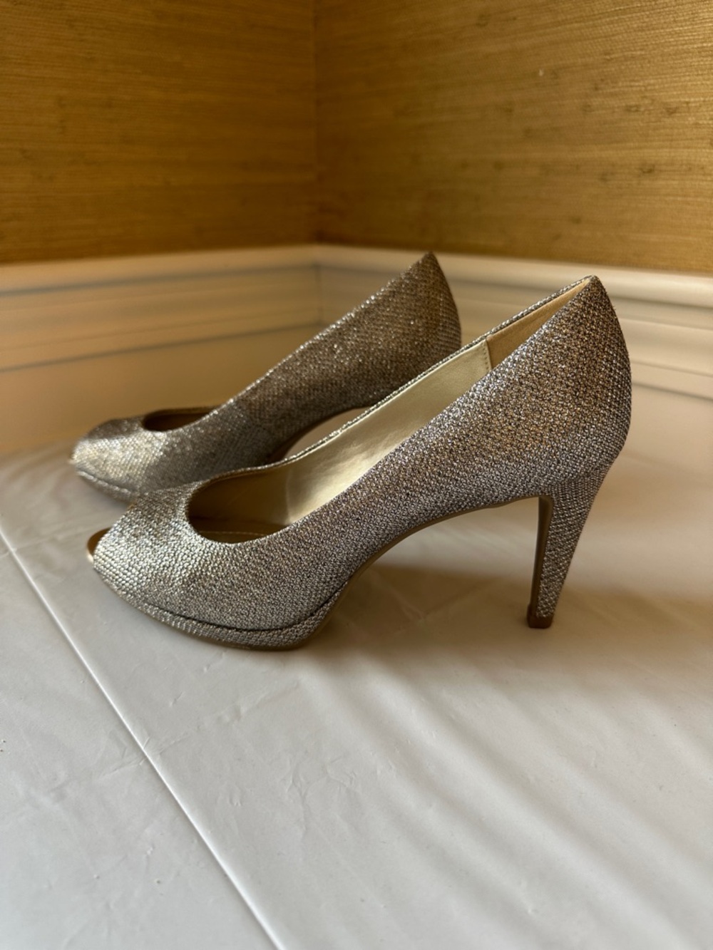 Bandolino Silver Glitter Peep-Toe Pumps (sz 6)